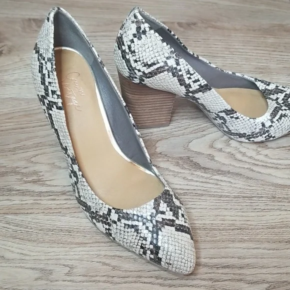 Crown Vintage Snake Skin Closed Toe Heels - Picture 1 of 9